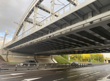 Автодорожный мост с композитными подвесными лотками от компании ТрансТехКомпозит
