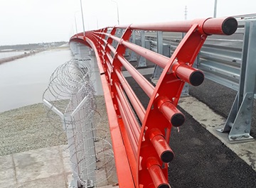 Автодорожный мост с композитными перильными ограждениями от компании ТрансТехКомпозит