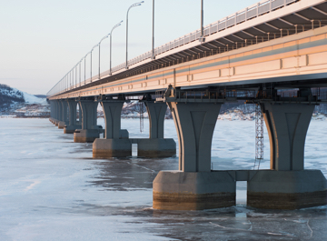 Автодорожный мост с композитными водоотводными лотками от компании ТрансТехКомпозит