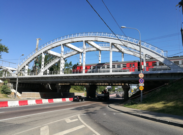 Железнодорожный мост с композитными подвесными лотками от компании ТрансТехКомпозит