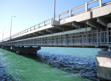 Автодорожный мост с композитными подвесными водоотводными лотками и композитными смотровыми ходами от компании ТрансТехКомпозит